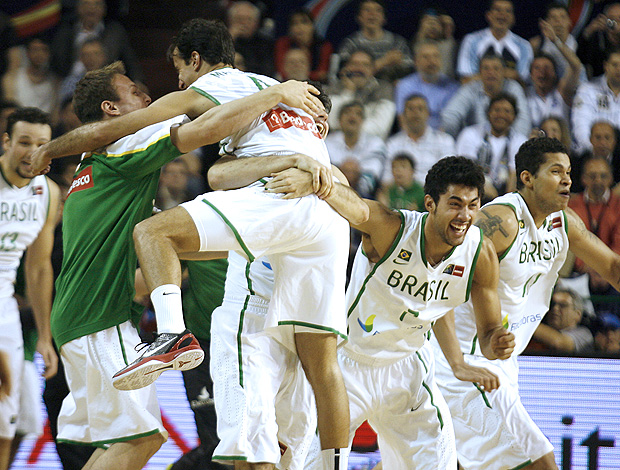basquete Brasil x República Dominicana (Foto: AFP)