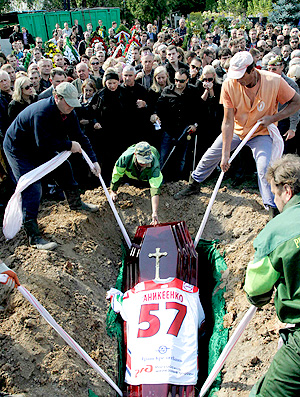 enterro funeral jogador hóquei rússia (Foto: Agência Reuters)