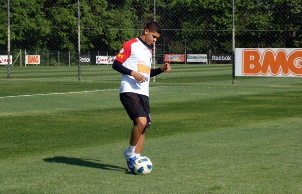 Denilson, do São Paulo, treina com bola no CT (Foto: Rubens Chiri / Divulgação SPFC)