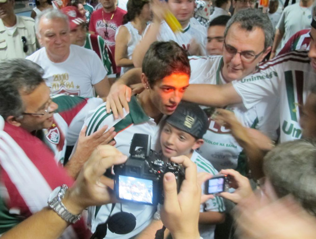 Lanzini no desembarque do Fluminense (Foto: Edgar Maciel de Sá/Globoesporte.com)