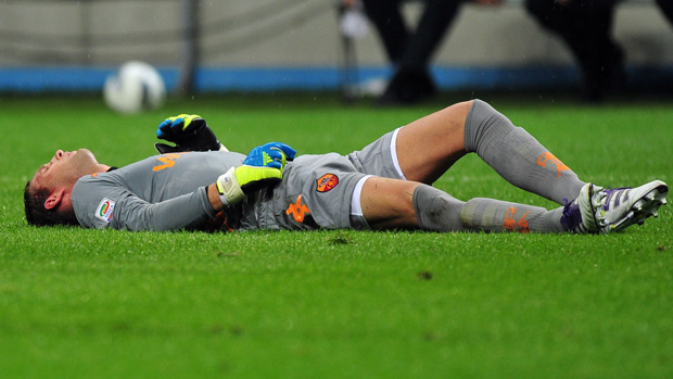 Maarten Stekelenburg caido no gramado, Inter de Milão x Roma (Foto: AFP)
