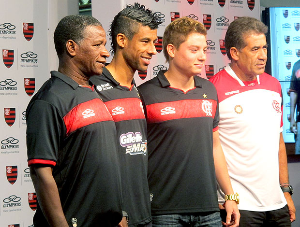 Léo Moura apresenta terceiro uniforme do Flamengo (Foto: Janir Junior / GLOBOESPORTE.COM)