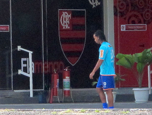 Ronaldinho Gaúcho fora do rachão no CT do Flamengo (Foto: Richard Souza / GLOBOESPORTE.COM)