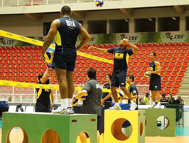 Marcão e Luciano, braços   seleção brasileira vôlei masculina  (Foto: Helena Rebello/Globoesporte.com)