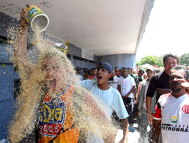 torcedor do Flamengo com lata de Neston na fila (Foto: Ag. O Globo)