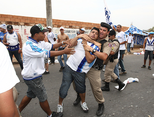cruzeiro torcida briga Arena do Jacaré (Foto: Agência Estado)