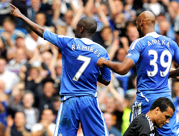 Ramires comemora gol do Chelsea parado na esquina (Foto: AP)