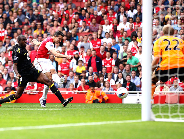 Robin van Persie comemora gol do Arsenal contra o Bolton (Foto: Getty Images)