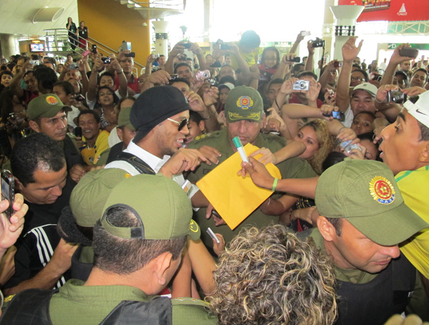 Ronaldinho Gaúcho desembarque seleção brasileira em belém (Foto: Gustavo Rotstein/Globoesporte.com)
