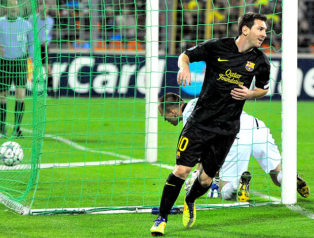 Messi comemora gol do Barcelona contra o BATE (Foto: AFP)