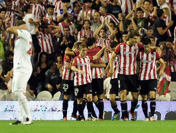 Athletic Bilbao comemora gol sobre o PSG (Foto: AFP)