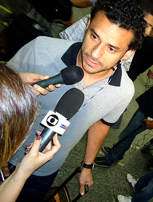 Fred no desembarque da Seleção (Foto: André Casado / Globoesporte.com)