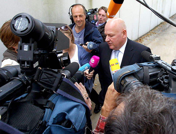 Advogado de Breno, Wolfgang Leitner, durante entrevista  (Foto: Getty Images)
