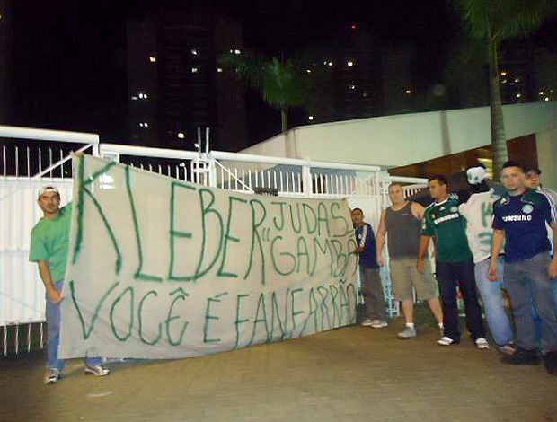 Protesto Kleber Palmeiras (Foto: Wagner Eufrosino / Globoesporte.com)