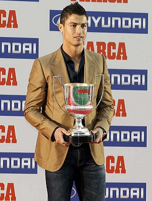 Cristiano Ronaldo recebe prêmio do jornal espanhol "Marca" (Foto: Divulgação / Marca.com)