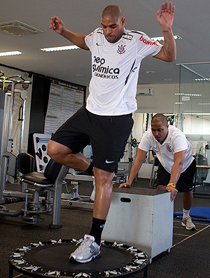 Adriano exercícios Corinthians (Foto: Ag. Estado)