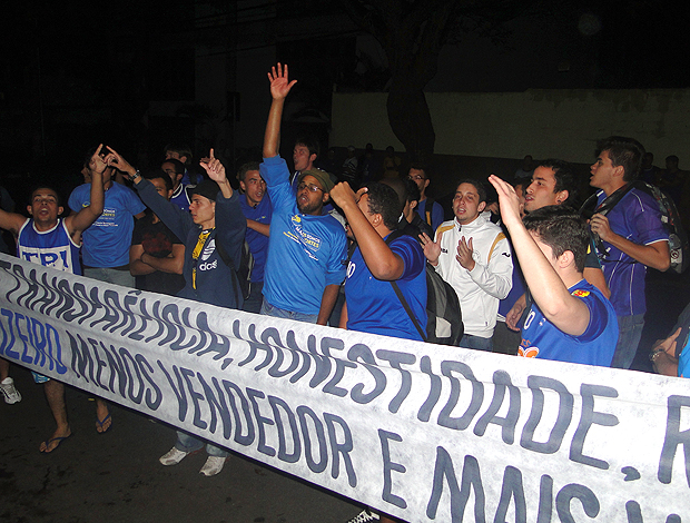 Protesto eleições Cruzeiro (Foto: Fernando Martins / Globoesporte.com)