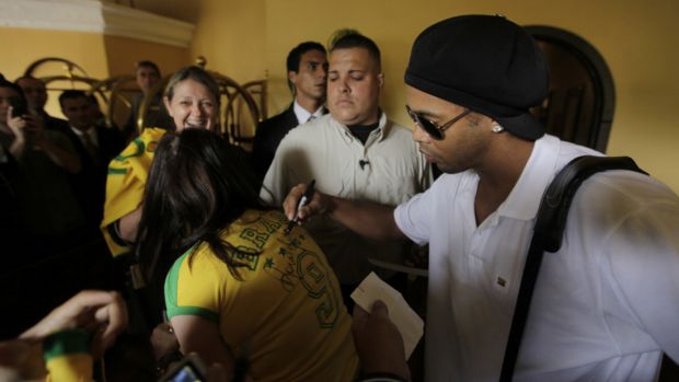 Ronaldinho chega com Seleção a San José, na Costa Rica (Foto: Mowa Press)