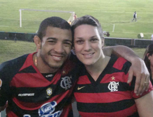 José Aldo e esposa Vivianne Oliveira em jogo do Flamengo (Foto: Arquivo Pessoal)