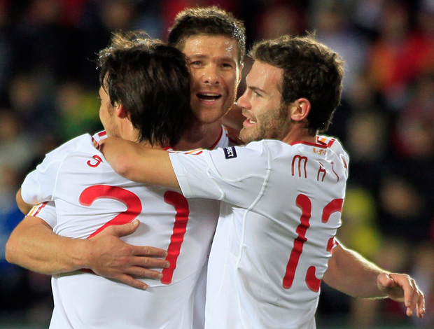 Xabi Alonso comemora gol da Espanha sobre a Rep Tcheca (Foto: Reuters)