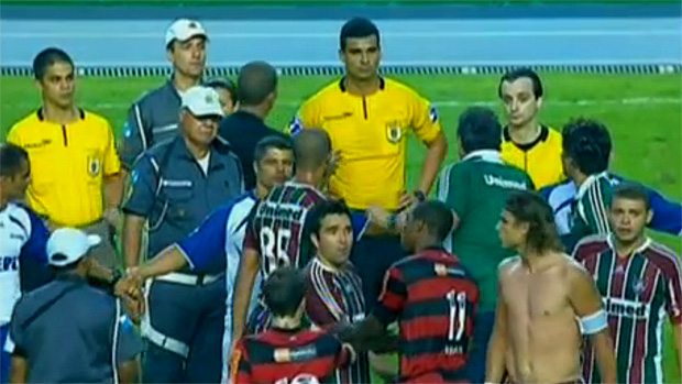 Rafael Moura cospe em Renato no fim da partida (Reprodução)
