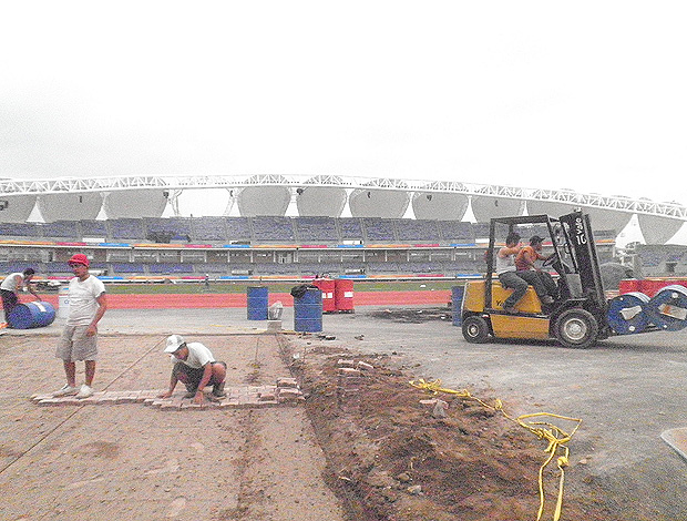 Obras no estádio de atletismo do Pan de Guadalajara (Foto: Gustavo Rotstein/Globoesporte.com)