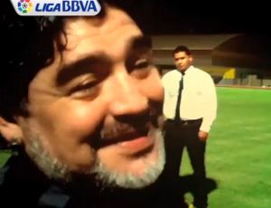 Maradona em entrevista rindo ao falar de Pelé (Foto: Reprodução)