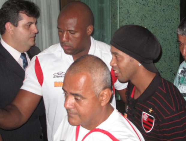 Ronaldinho no desembarque do Flamengo (Foto: Cahê Mota/Globoesporte.com)