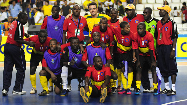 Falcão posa com a seleção de Angola de futsal (Foto: Cristiano Borges/CBFS)