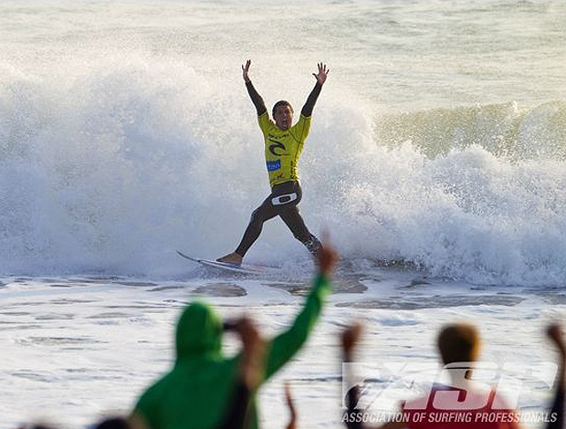 Adriano de Souza Mineirinho surfe Peniche Portugal Supertubos (Foto: ASP)