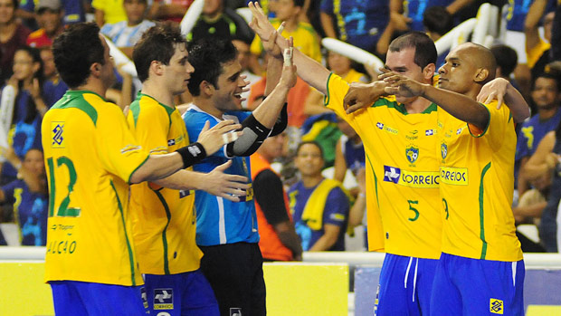 Seleção brasileira comemora gol contra Angola no Grand Prix de futsal (Foto: Cristiano Borges/CBFS)