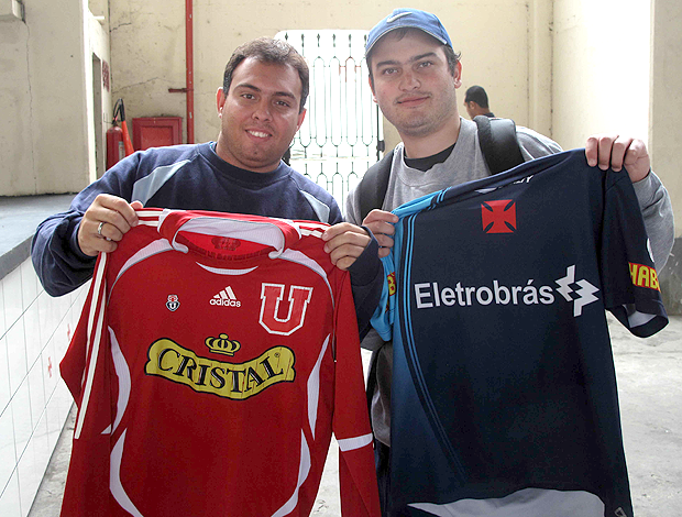 Nicolas torcedor Universidad de chile troca camisa vasco (Foto: Fábio Leme / Globoesporte.com)