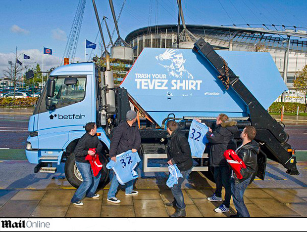 caminhão de lixo camisa tevez manchester city (Foto: Reprodução Daily Mail)