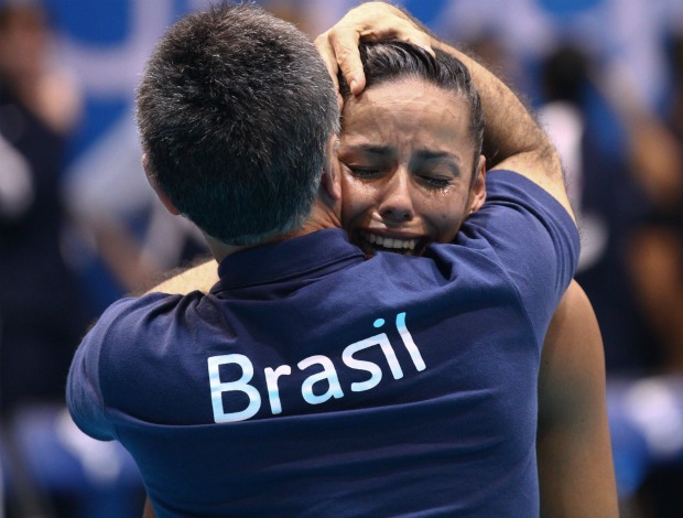 vôlei Paula Pequeno recebe abraço após ouro no Pan (Foto: Luiz Pires/ Vipcomm)