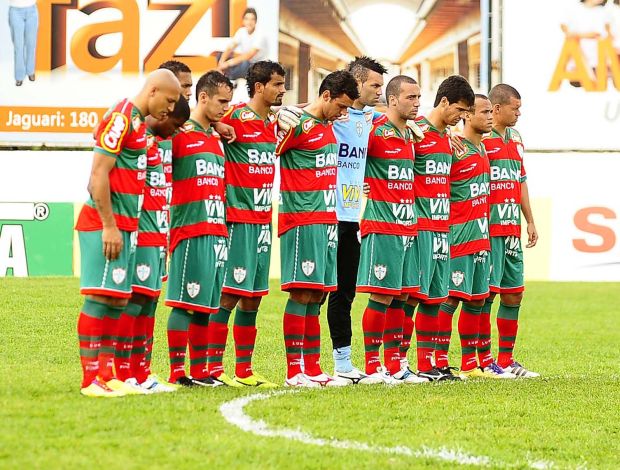 Jogadores da Portuguesa em campo (Foto: Marcos Ribolli / Globoesporte.com)