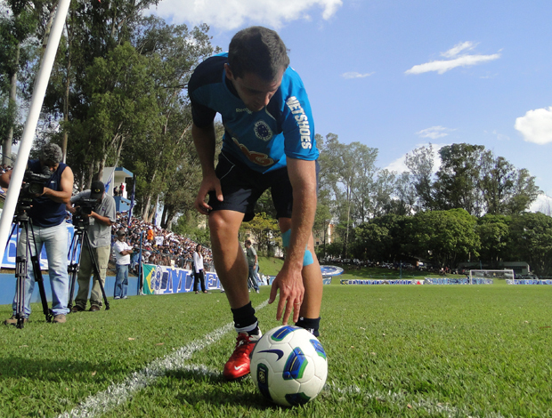 Montillo cobra escanteio em treino do Cruzeiro (Foto: Fernando Martins/Globoesporte.com)