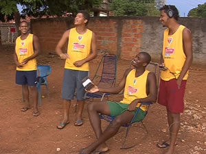 Jogadores do Operário ouvindo música e soltando pipa (Foto: Reprodução/TVCA)