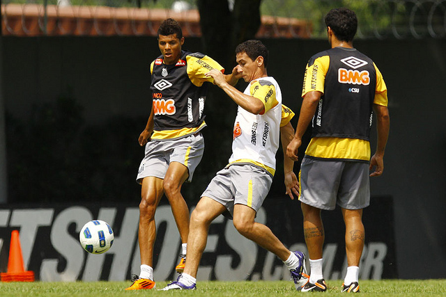 Ganso disputa bola com Éder Lima no treino do Santos no CT (Foto: Ricardo Saibun/Divulgação Santos FC)