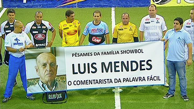 Organização do showbol presta homenagem a Luiz Mendes (Foto: Reprodução SporTV)