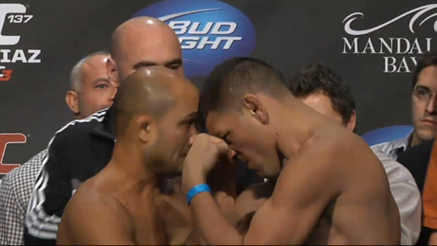 BJ Penn e Nick Diaz se estranham na pesagem do UFC 137 (Foto: Reprodução/Combate)