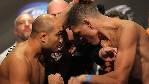 BJ Penn e Nick Diaz se estranham na pesagem do UFC 137 (Foto: Divulgação/UFC)