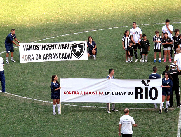 faixas do Botafogo no jogo contra o Cruzeiro (Foto: Fábio Leme / Globoesporte.com)