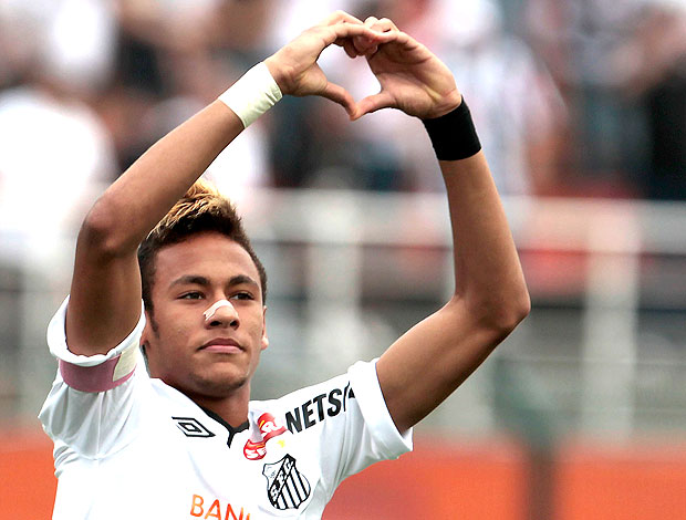 Neymar comemora gol do Santos contra o Atlético-PR (Foto: Miguel Schincariol / Ag. Estado)