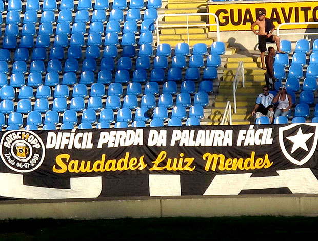 torcida do Botafogo com faixa para Luiz Mendes (Foto: Fábio Leme / Globoesporte.com)
