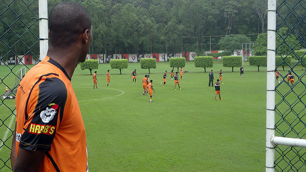 gilberto assiste a treino do vitória (Foto: Raphael Carneiro/Globoesporte.com)