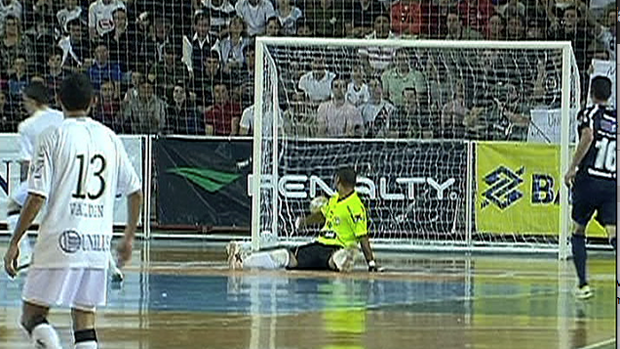 Jackson cobra tiro livre e marca o segundo gol do Santos sobre o Florianópolis pela Liga Futsal (Foto: Reprodução SporTV)