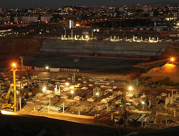 obras no estádio do Corinthians durante a noite (Foto: Alex Silva / Ag. Estado)