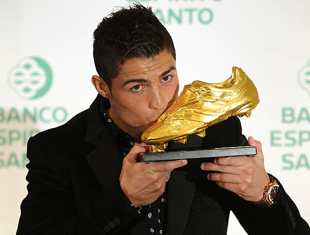 Cristiano Ronaldo ganha prêmio de chuteira de ouro (Foto: AFP)