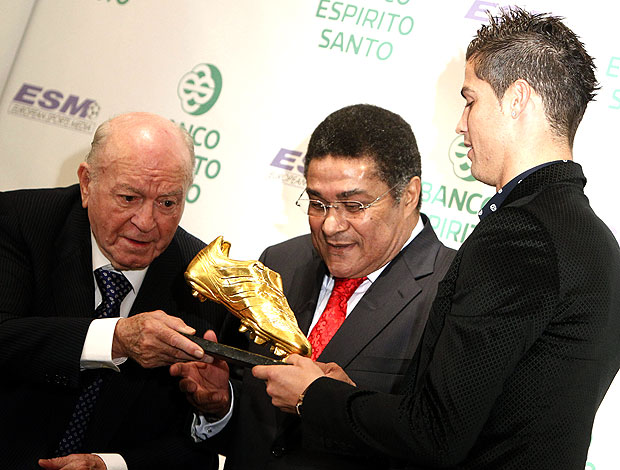 Cristiano Ronaldo ganha prêmio de chuteira de ouro das mãs de Di Stefano e Eusébio (Foto: EFE)