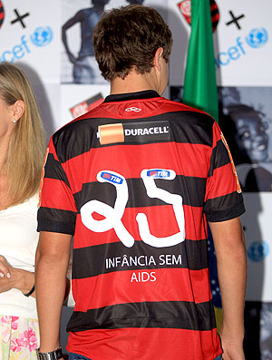 Thomaz com a camisa do Flamengo da Unicef (Foto: Cezar Loureiro / Agência O Globo)